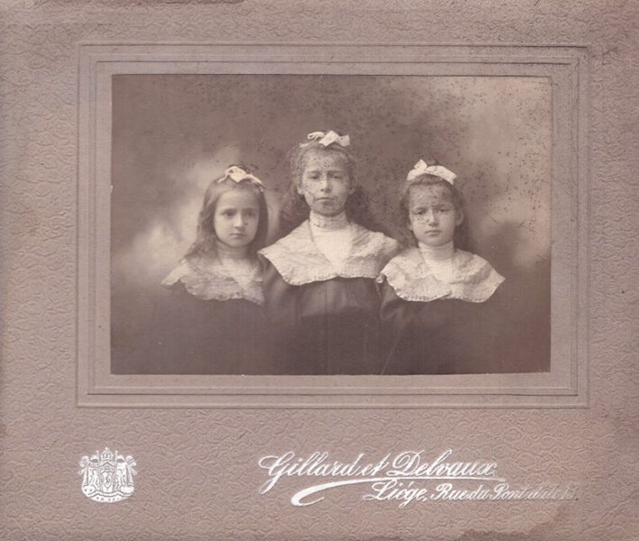 Foto drei Mädchen im Fotoatelier (Freilichtmuseum Roscheider Hof CC0)