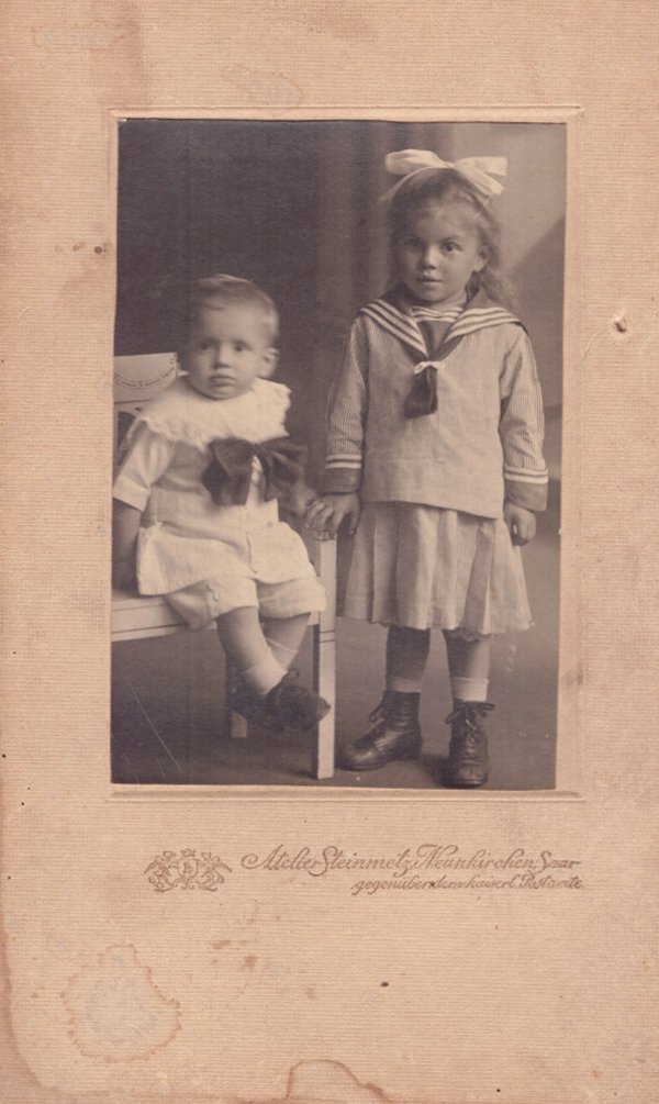Foto zwei Kinder im Fotoatelier (Freilichtmuseum Roscheider Hof CC0)