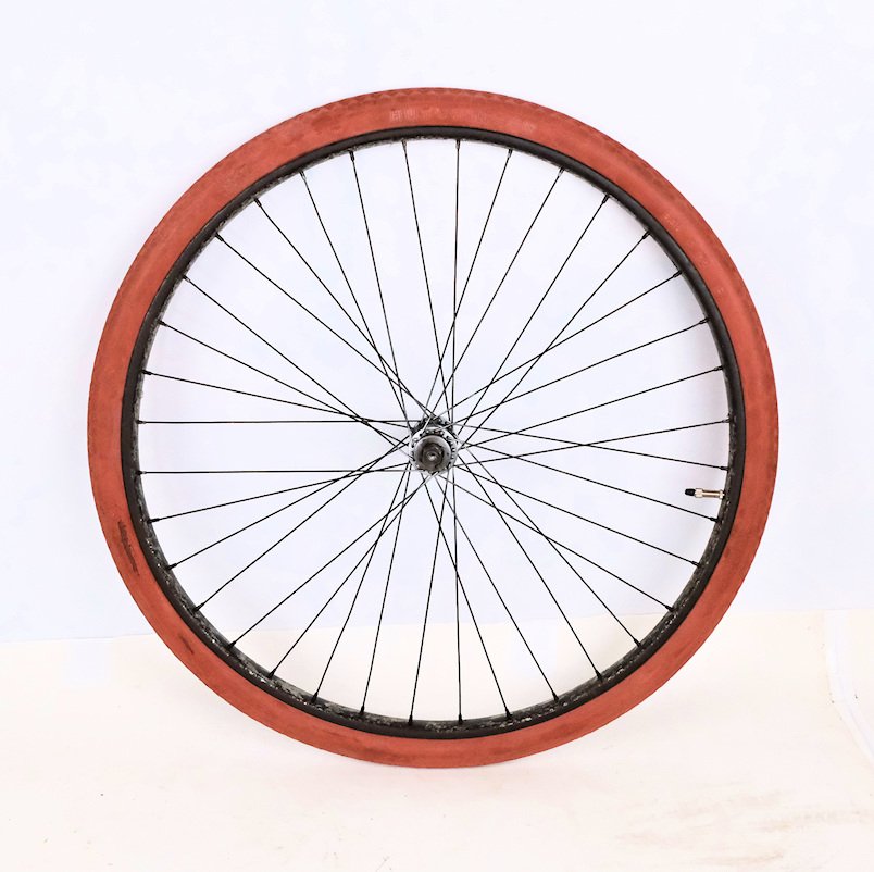 Fahrradfelge mit rotem Reifen (Freilichtmuseum Roscheider Hof CC0)