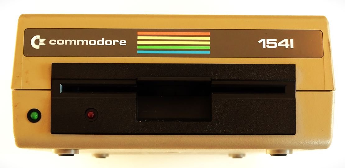 Diskettenlaufwerk für den Heimcomputer C64 von Commodore (Freilichtmuseum Roscheider Hof CC0)