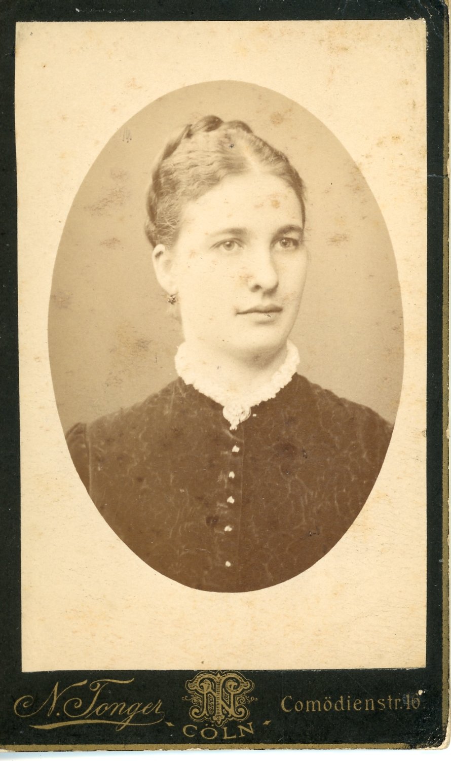 Brustbild einer Dame mit Zopffrisur (Freilichtmuseum Roscheider Hof CC0)