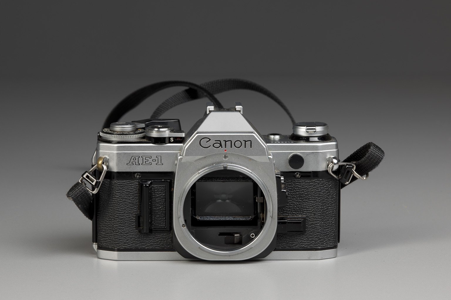 Analoge Spiegelreflexkamera Canon AE-1 (Freilichtmuseum Roscheider Hof CC0)