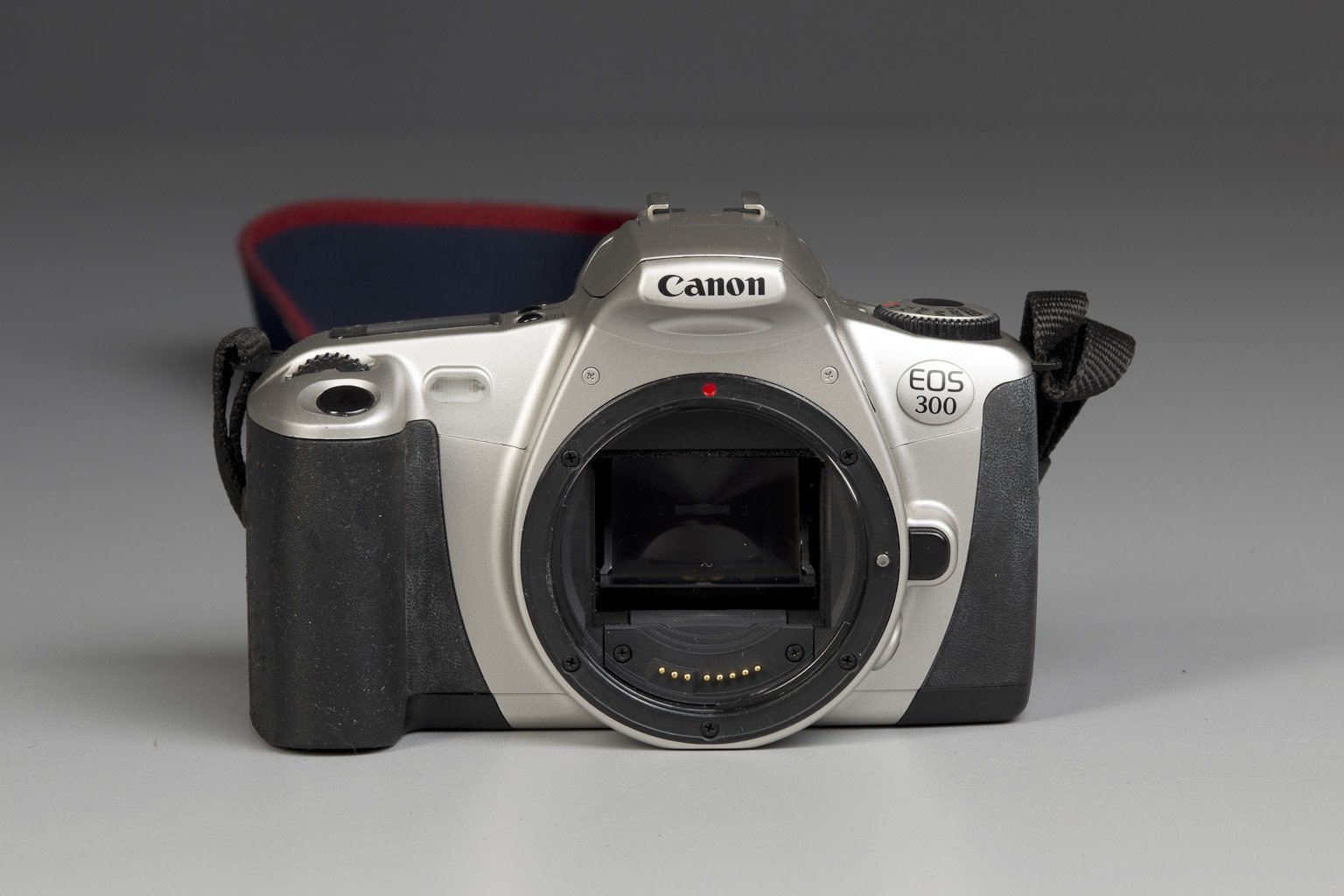Analoge Spiegelreflexkamera Canon EOS 300 (Freilichtmuseum Roscheider Hof CC0)