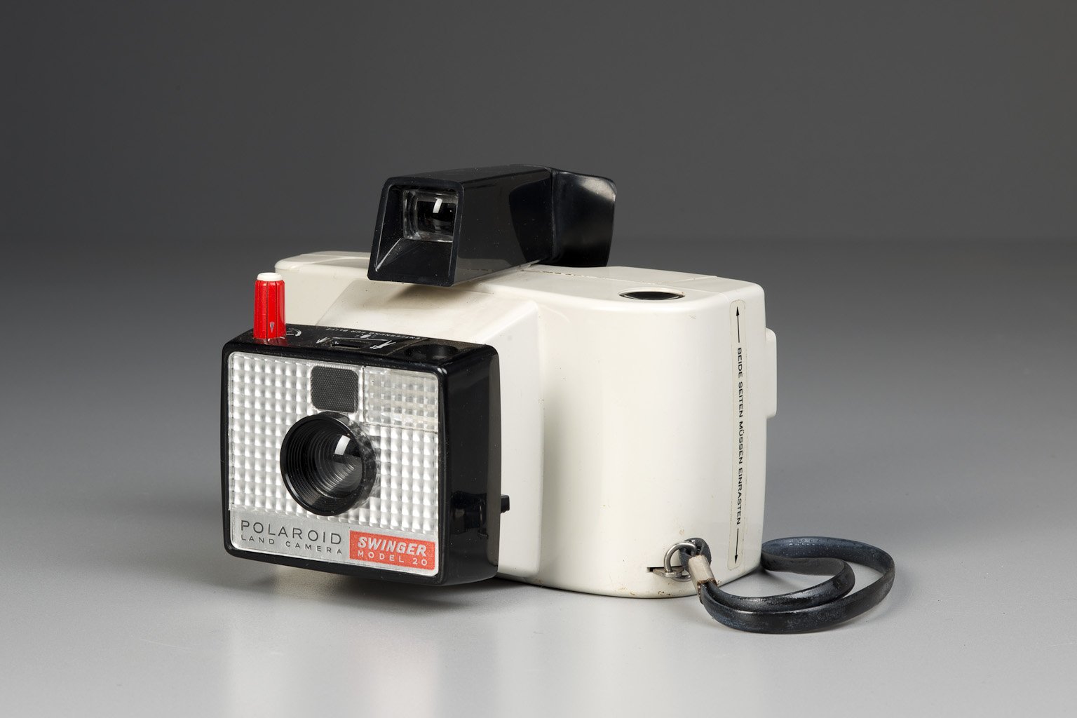 Sofortbildkamera Polaroid Swinger Model 20 (Freilichtmuseum Roscheider Hof CC0)