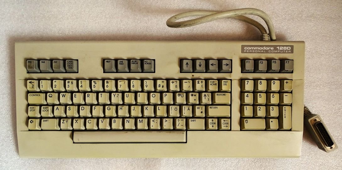 Tastatur Commodore 128D (Freilichtmuseum Roscheider Hof CC0)
