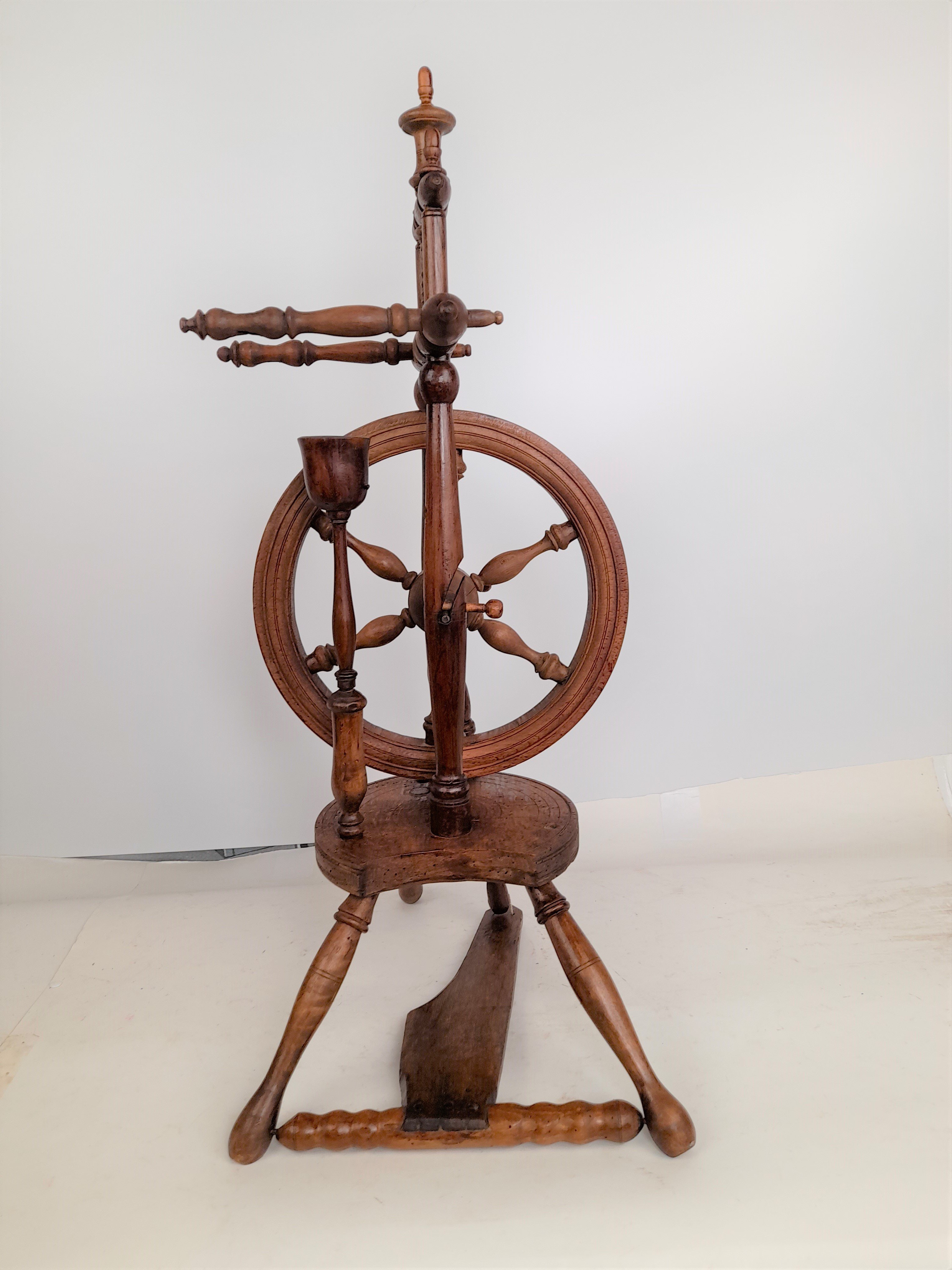 Zierliches Spinnrad mit Wassernapf (Freilichtmuseum Roscheider Hof CC0)