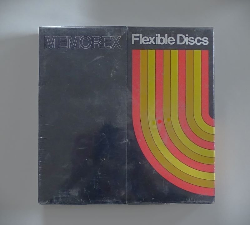 8-Zoll-Diskettenbox der Firma Memorex (Freilichtmuseum Roscheider Hof CC0)