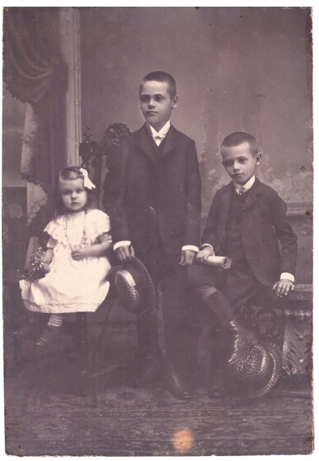 Foto drei Kinder im Fotoatelier (Freilichtmuseum Roscheider Hof CC0)