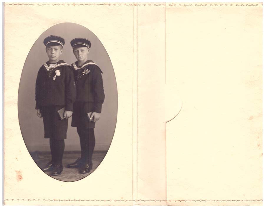 Foto zwei Jungen im Matrosenanzug (Freilichtmuseum Roscheider Hof CC0)