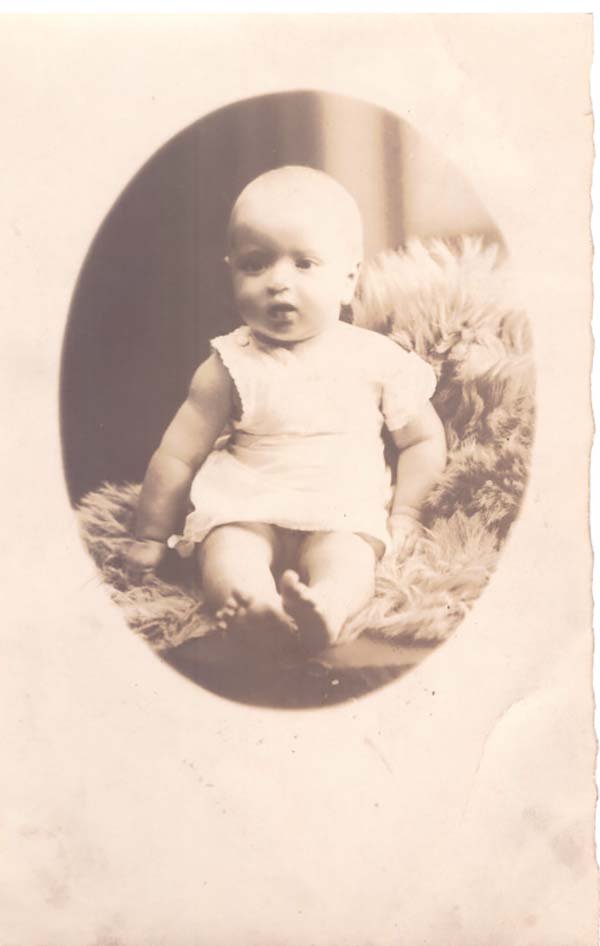 Foto Baby auf einem Fell (Freilichtmuseum Roscheider Hof CC0)