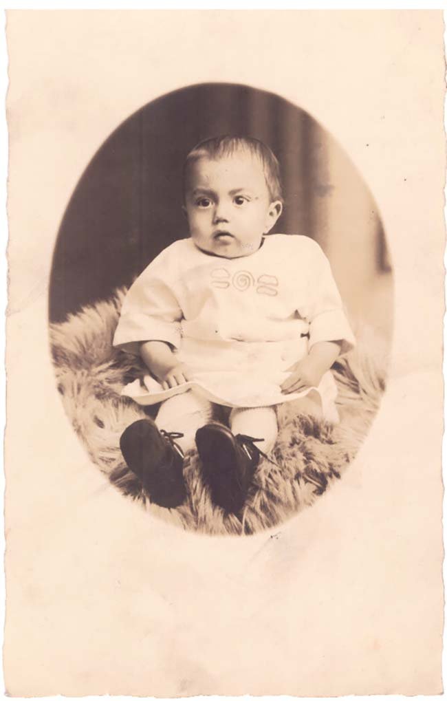 Foto Kleinkind sitzend auf einem Fell (Freilichtmuseum Roscheider Hof CC0)