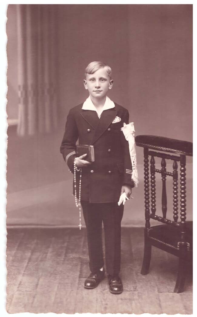 Foto Junge im Kommunionsanzug (Freilichtmuseum Roscheider Hof CC0)
