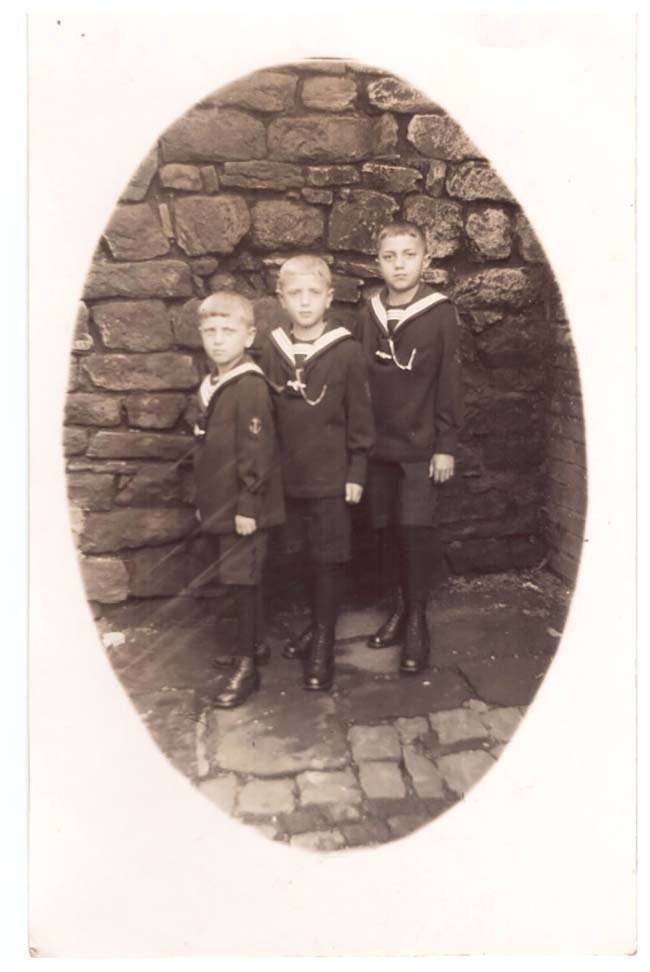 Foto drei Jungen im Matrosenanzug (Freilichtmuseum Roscheider Hof CC0)