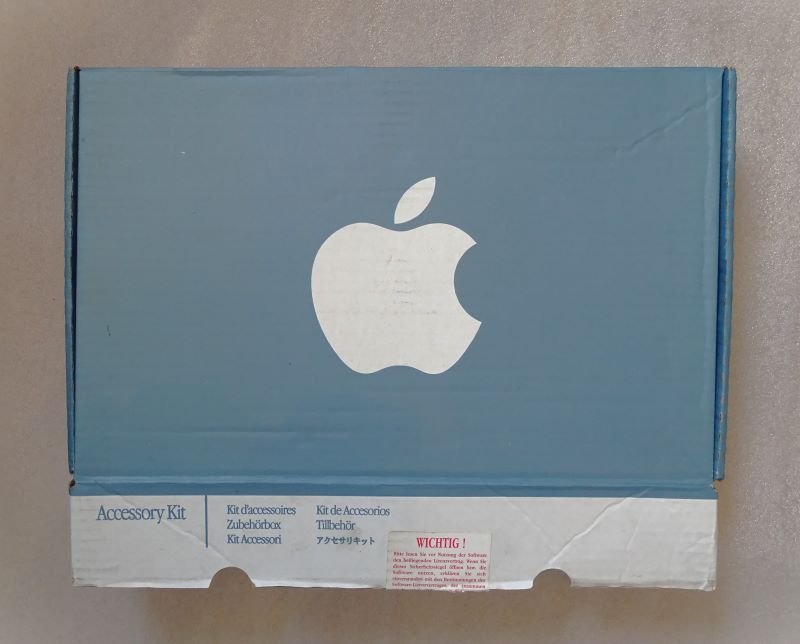 Zubehörbox der Firma Apple für den Personalcomputer Power Macintosh G3 (Freilichtmuseum Roscheider Hof CC0)