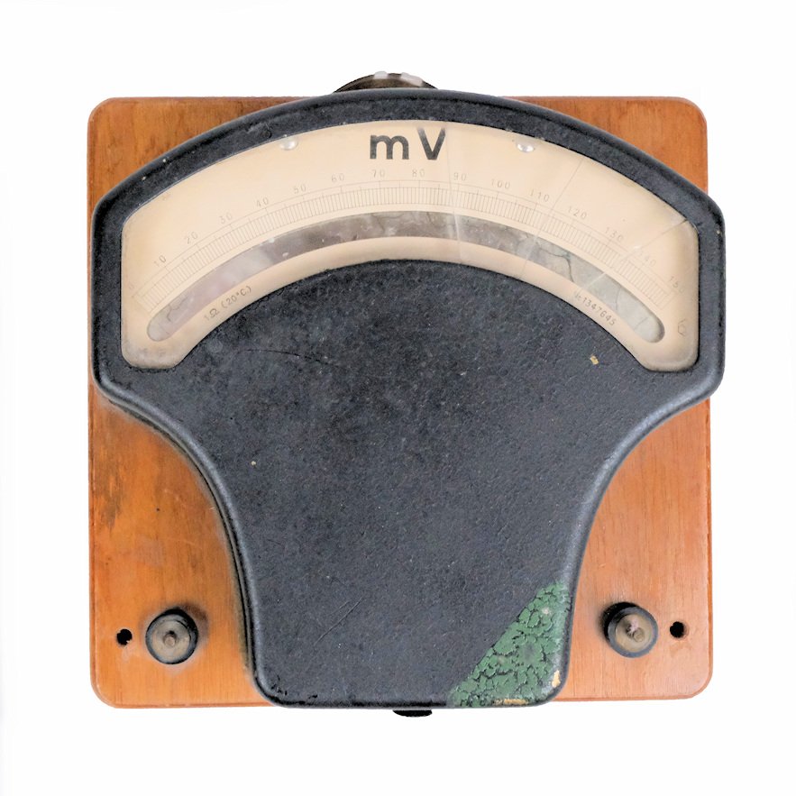 Mini Voltmeter von AEG (Freilichtmuseum Roscheider Hof CC0)