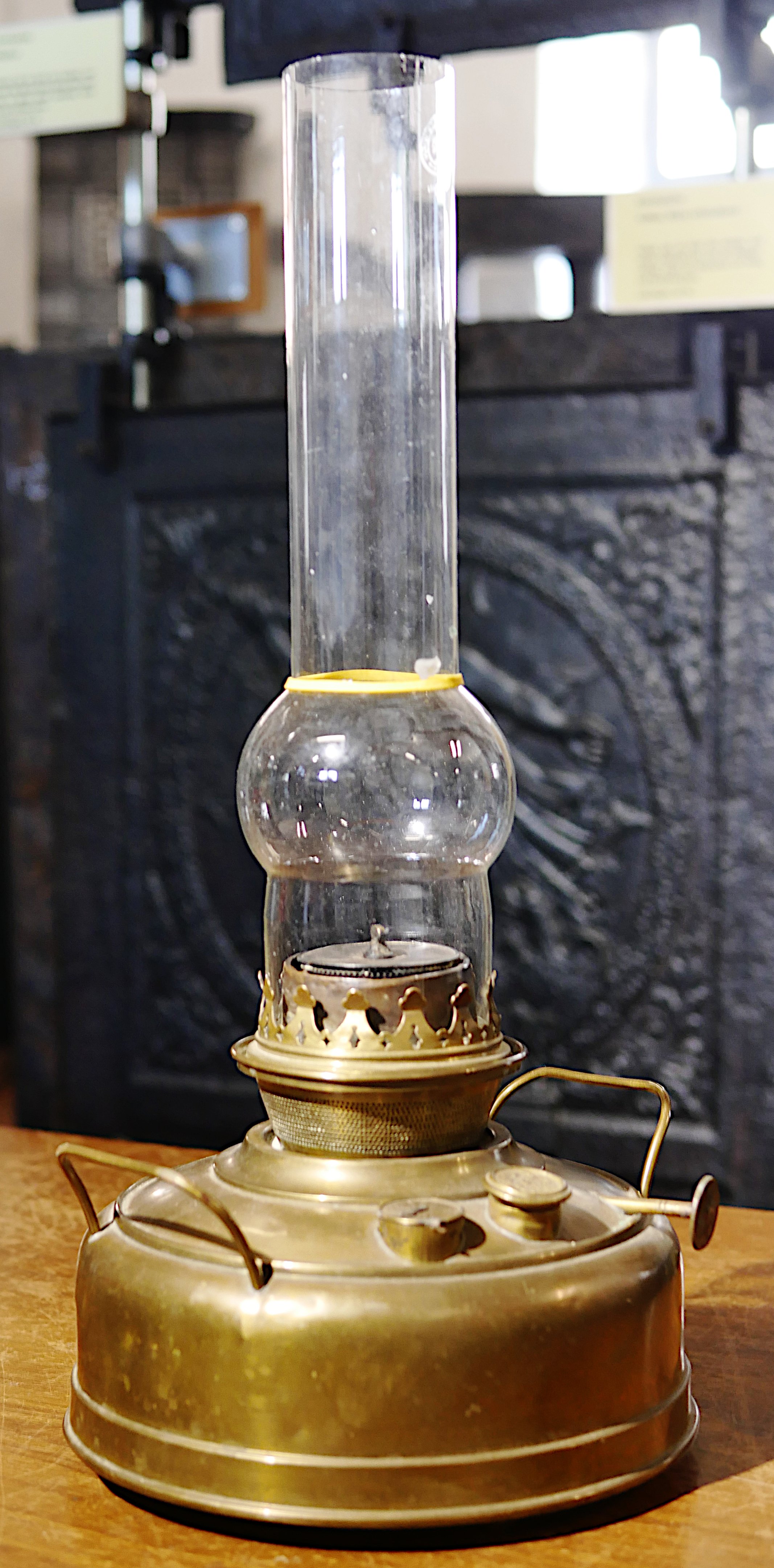 Wiener Petroleumlampe aus Messing und Glas (Freilichtmuseum Roscheider Hof CC0)