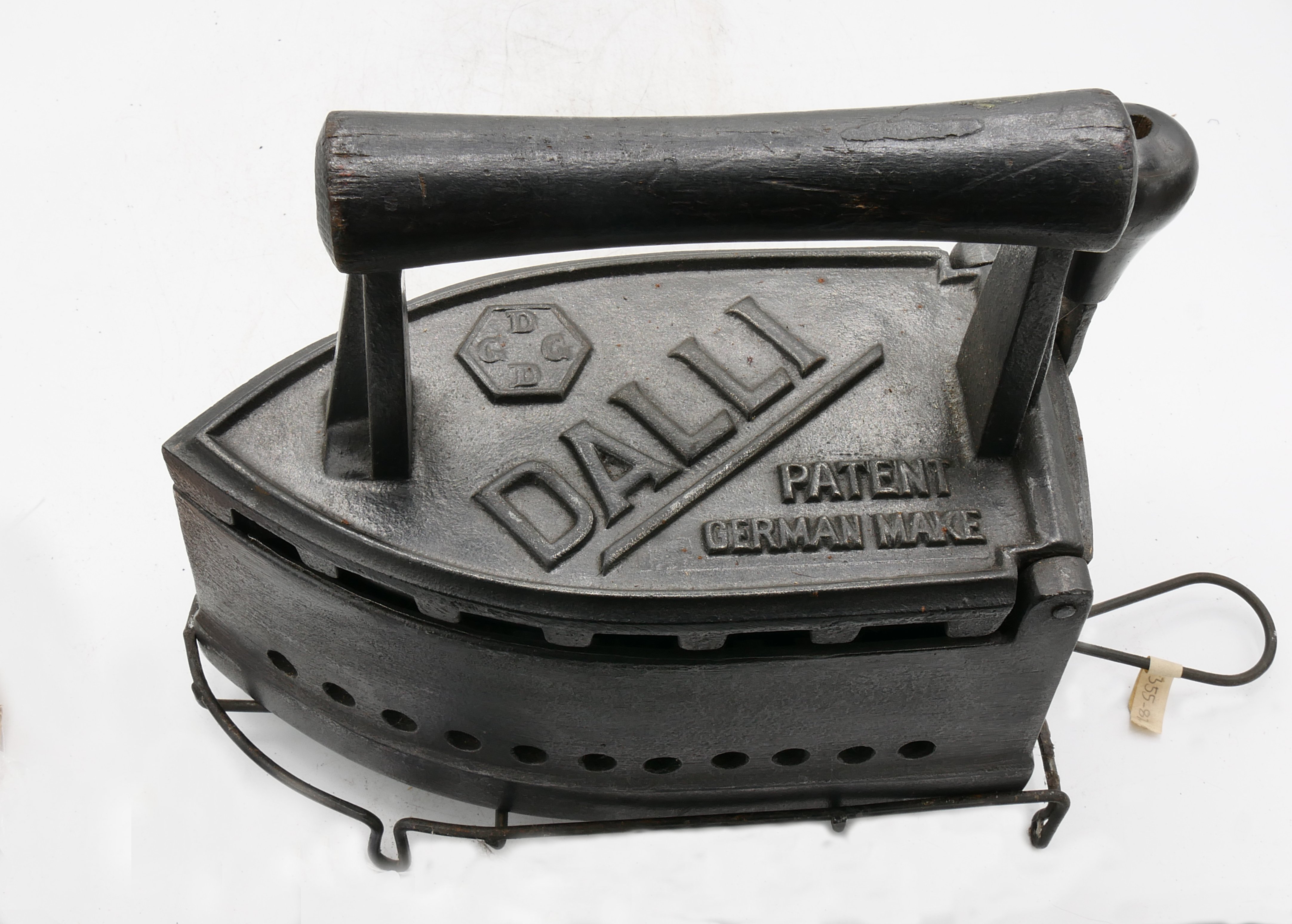 Kohlebügeleisen Dalli mit Abstellplatte (Freilichtmuseum Roscheider Hof CC0)