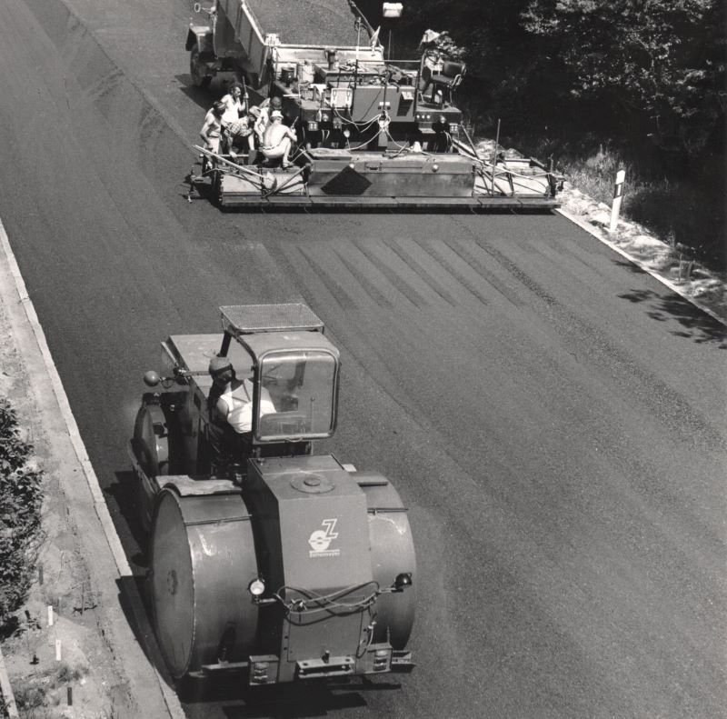 Schwarz-Weiß-Aufnahmen Straßenbau durch die Firma Zettelmeyer (Freilichtmuseum Roscheider Hof CC0)