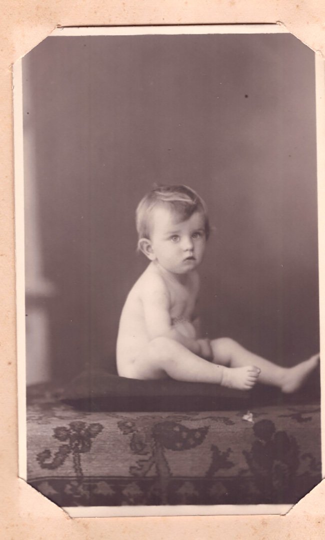 Foto Kleinkind auf Tisch (Freilichtmuseum Roscheider Hof CC0)