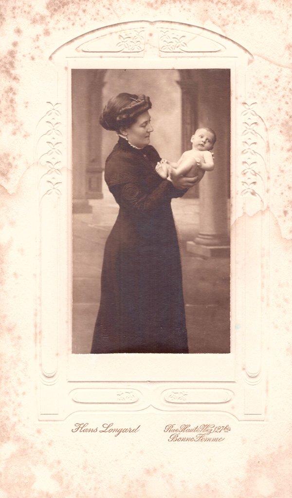 Foto ältere Frau mit Baby (Freilichtmuseum Roscheider Hof CC0)