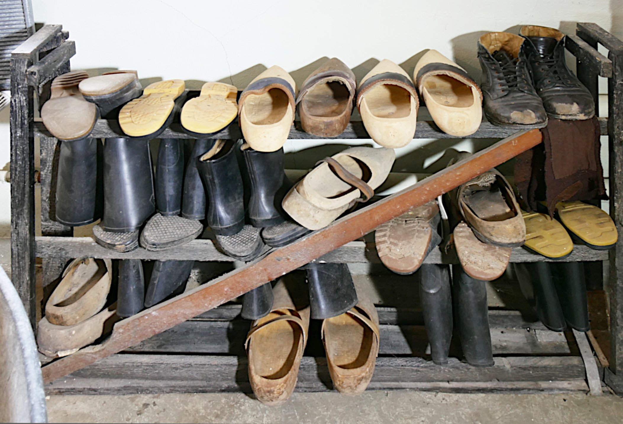 19 Paar Schuhe (Freilichtmuseum Roscheider Hof CC0)