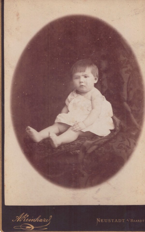 Foto Kleinkind auf einem großen Tuch (Freilichtmuseum Roscheider Hof CC0)