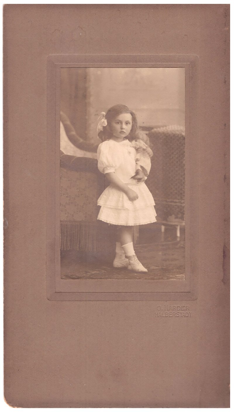 Foto Kind an einen Sessel gelehnt (Freilichtmuseum Roscheider Hof CC0)