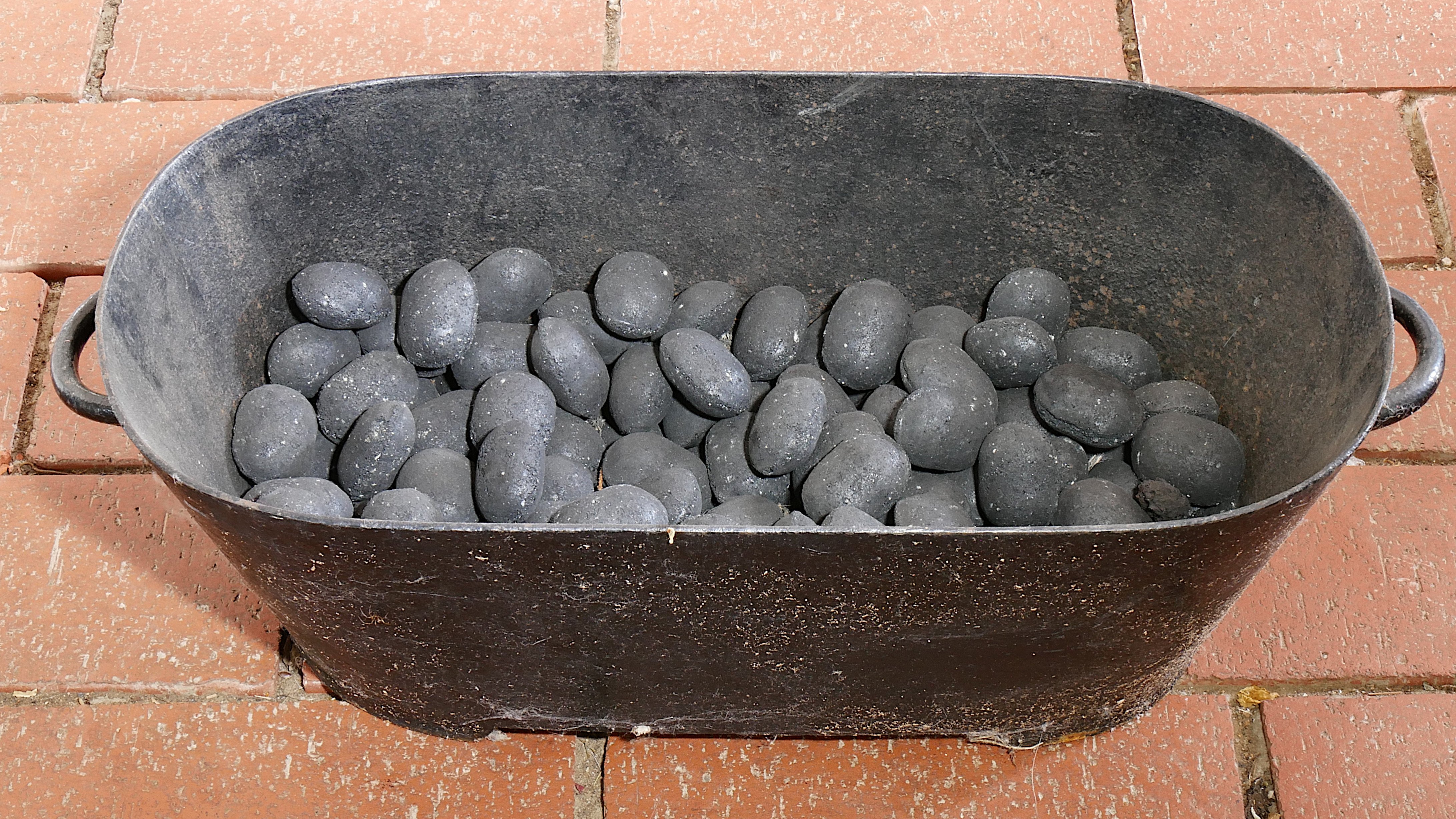 Kleines Kohlenbecken mit Eierbriketts (Freilichtmuseum Roscheider Hof CC0)