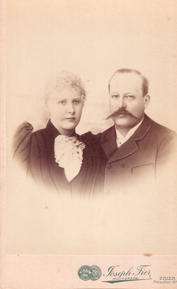 Foto Paar im Fotoatelier (Freilichtmuseum Roscheider Hof CC0)