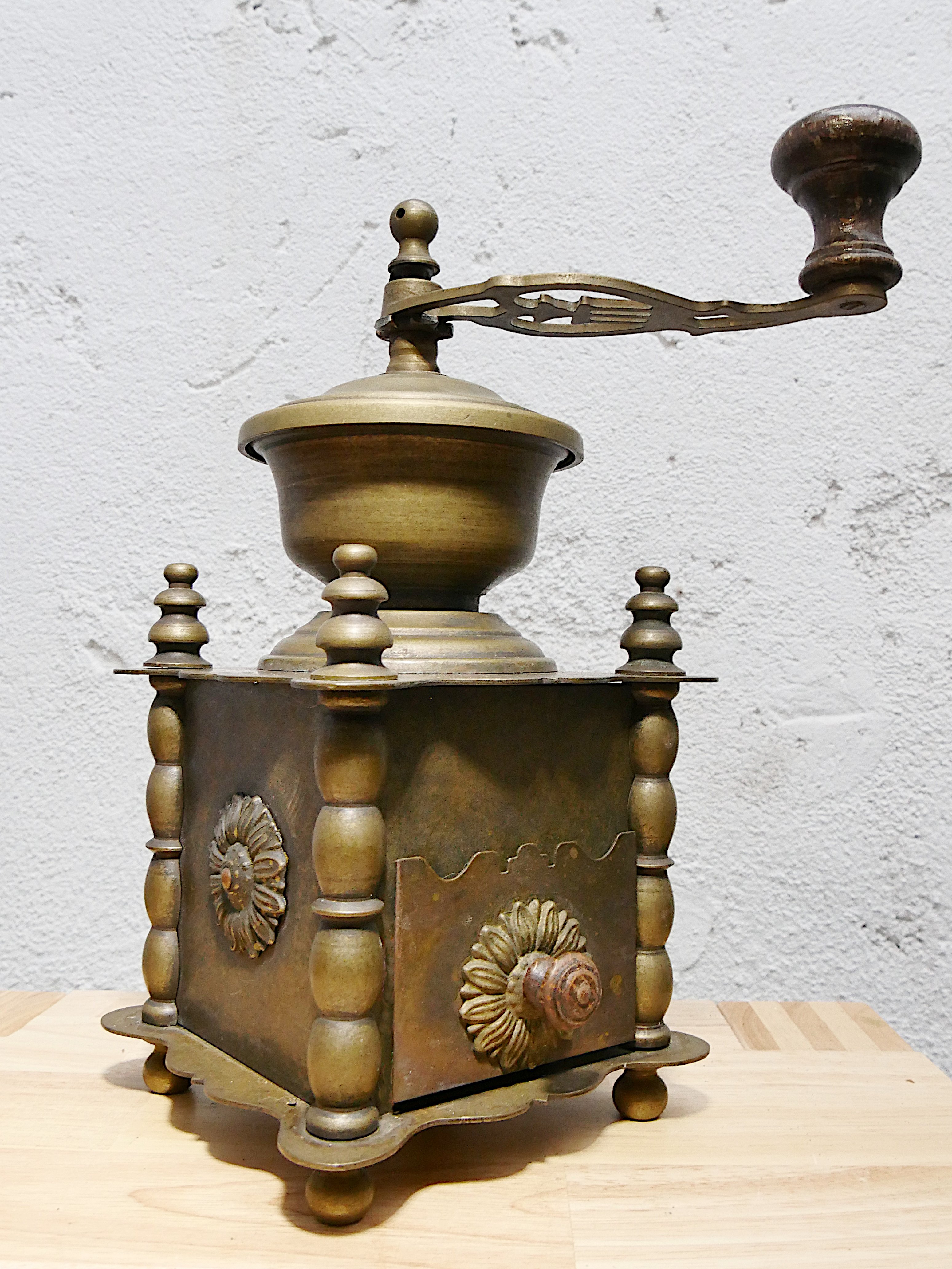 Französische Kaffeemühle aus Kupfer (Freilichtmuseum Roscheider Hof CC0)