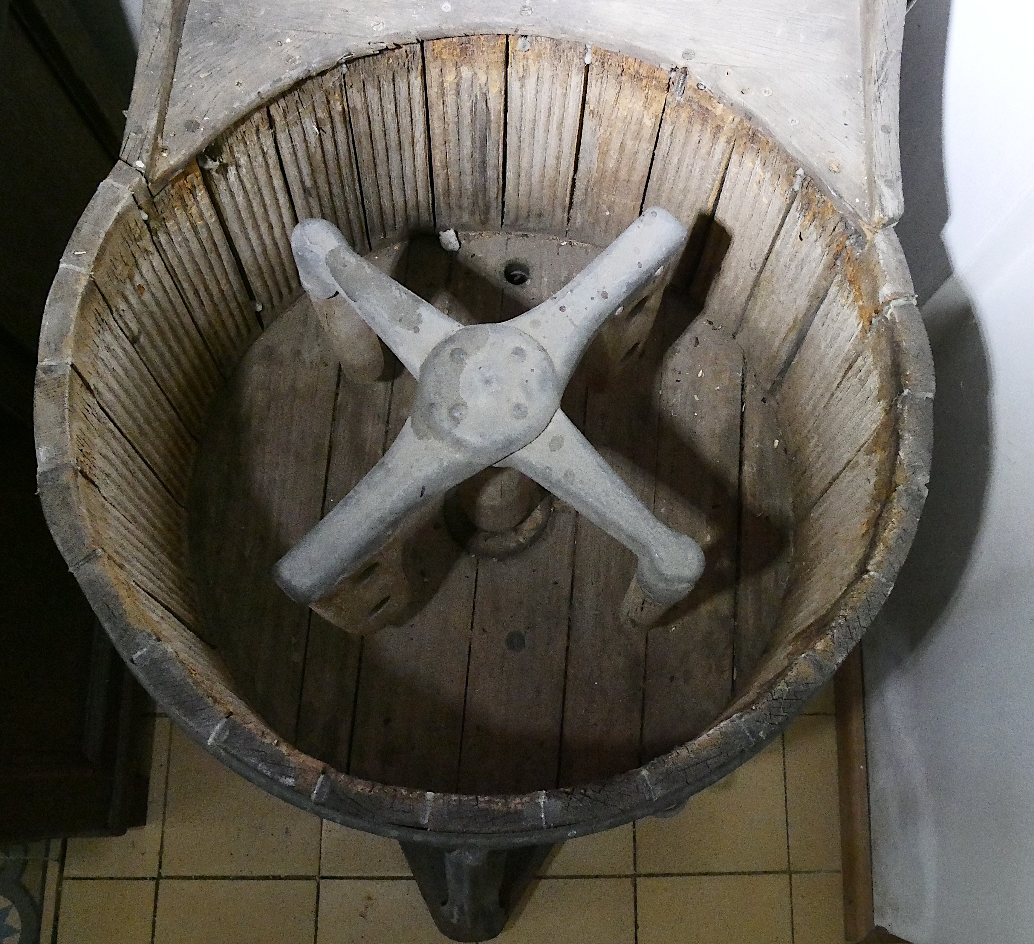 Miele Holzbottich-Waschmaschine (Freilichtmuseum Roscheider Hof CC0)