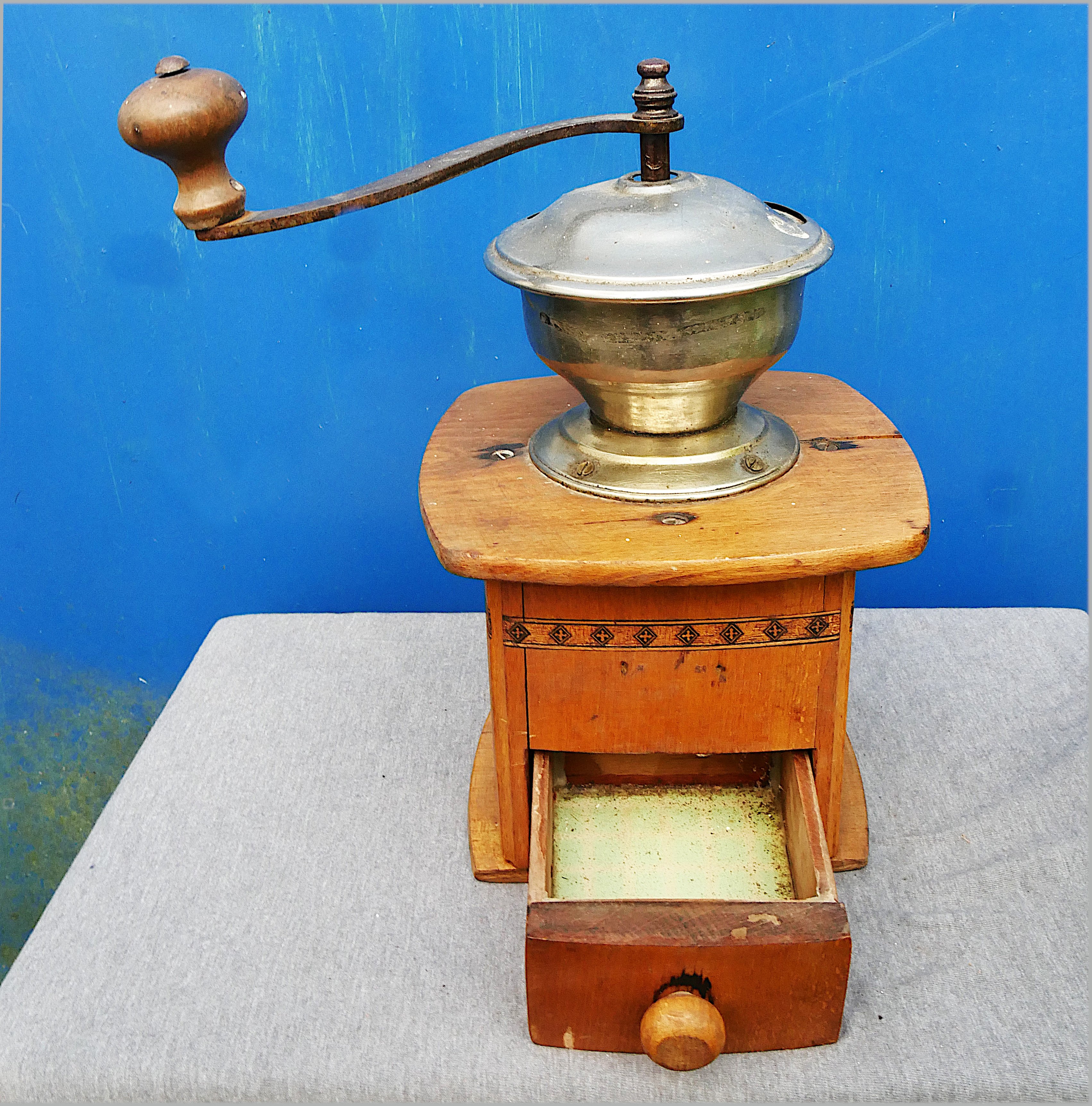 Kaffemühle mit Schmuckband (Freilichtmuseum Roscheider Hof CC0)