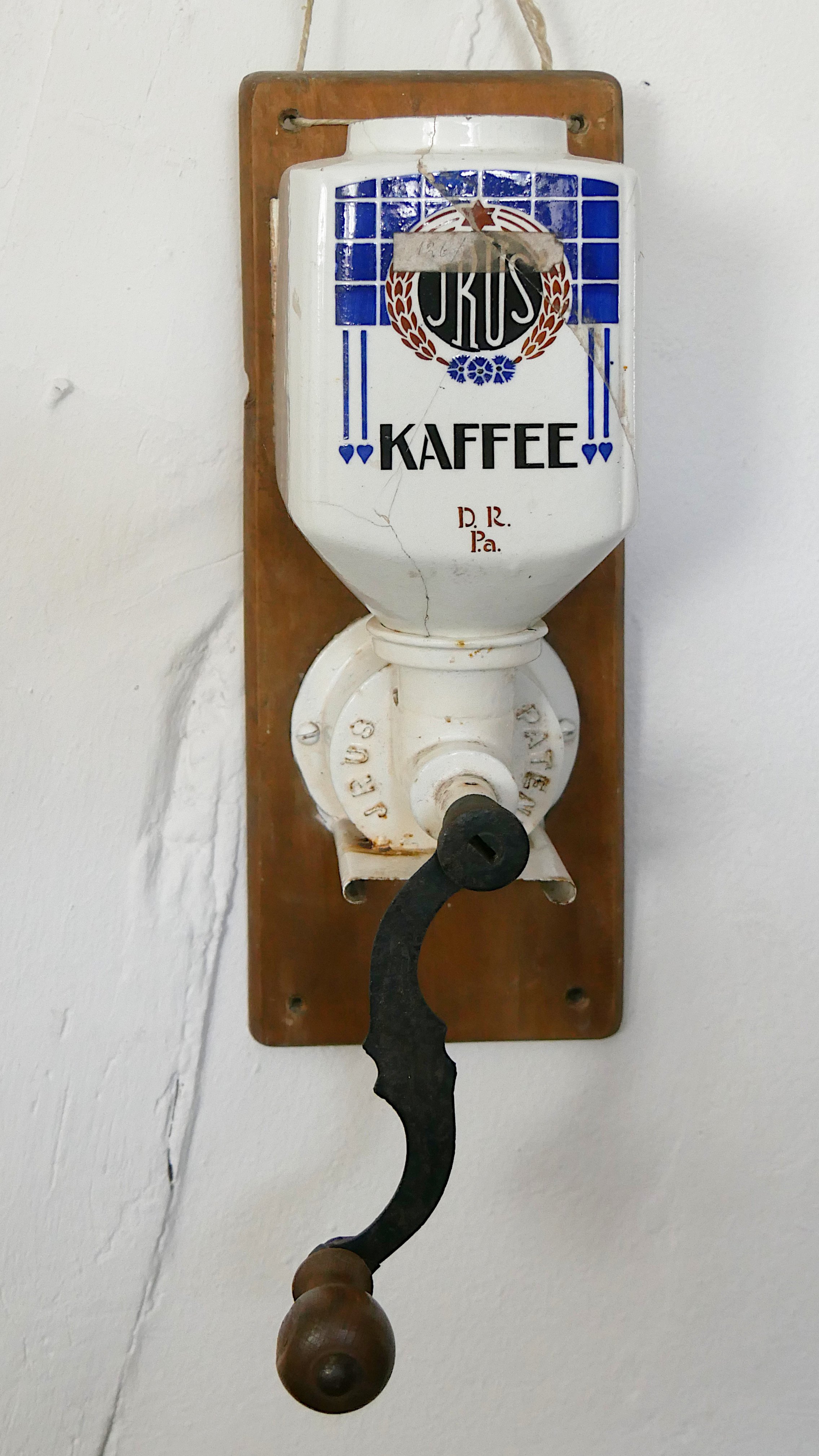 Kaffeemühle von Peter Dienes mit Wandhalterung (Freilichtmuseum Roscheider Hof CC0)