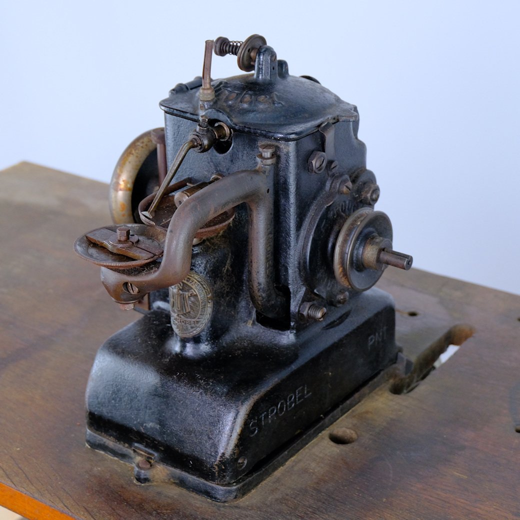 Pelznähmaschine Strobl 40-1 (Freilichtmuseum Roscheider Hof CC0)