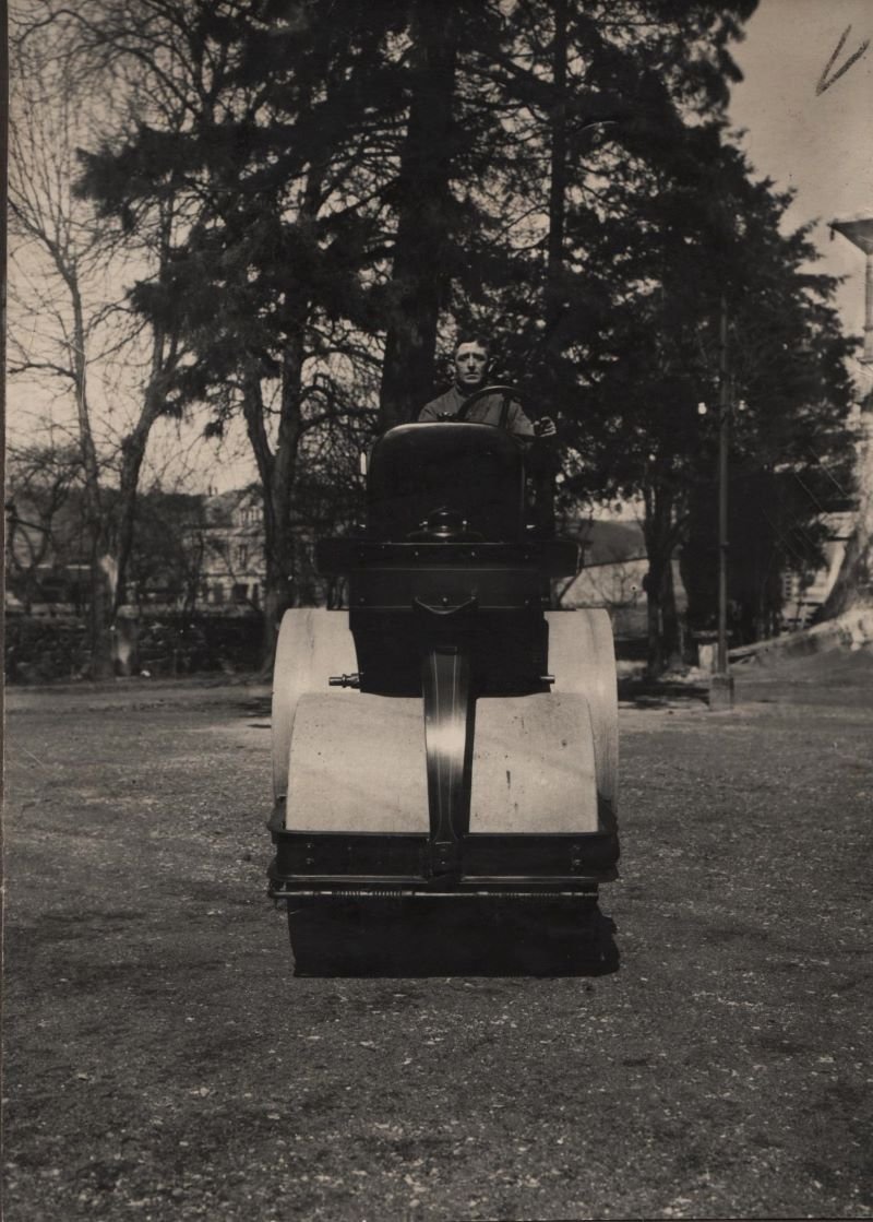 Schwarz-Weiß-Aufnahmen einer Zettelmeyer Motorwalze Typ L (Freilichtmuseum Roscheider Hof CC0)