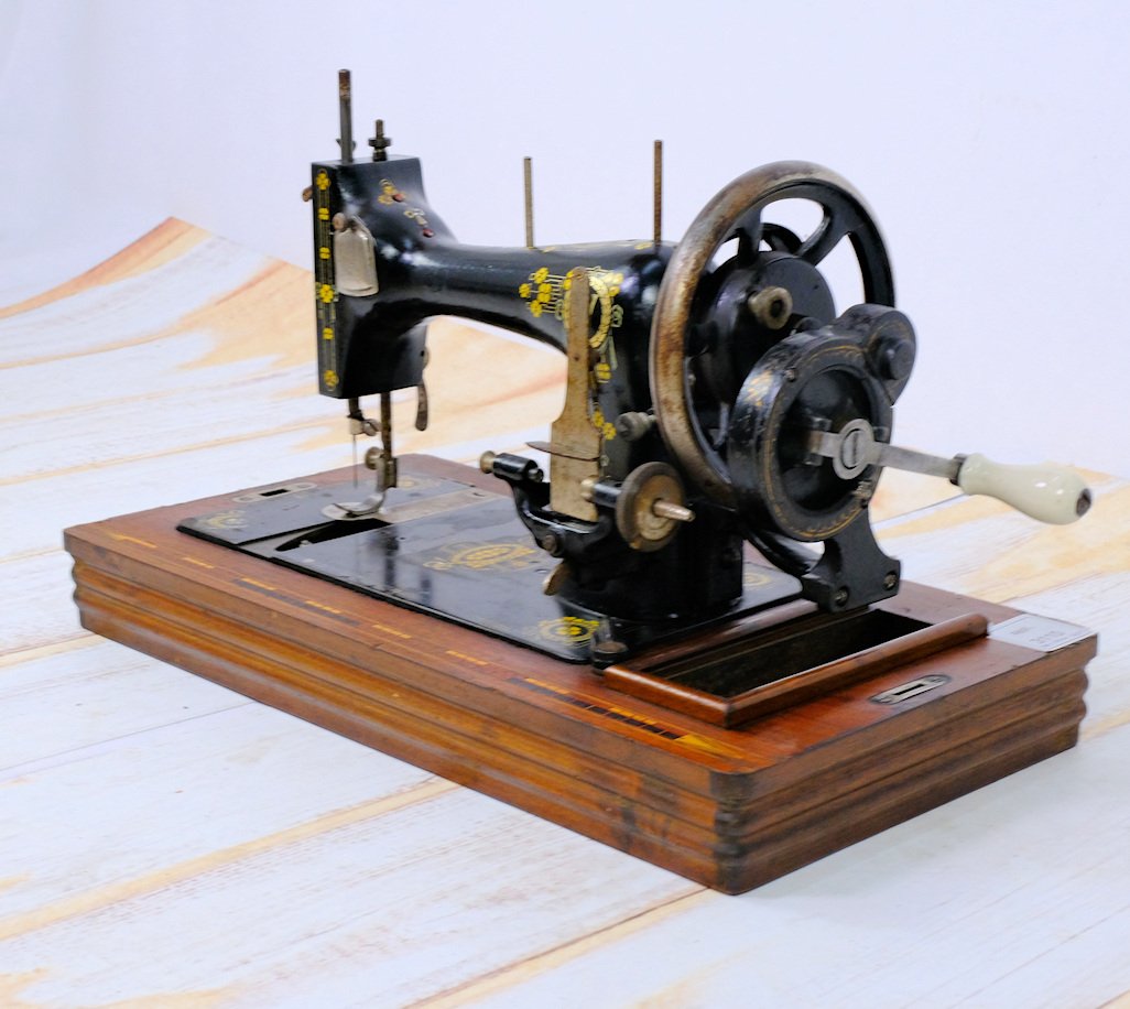 Haushaltsnähmaschine Knoch Victoria V (Freilichtmuseum Roscheider Hof CC0)