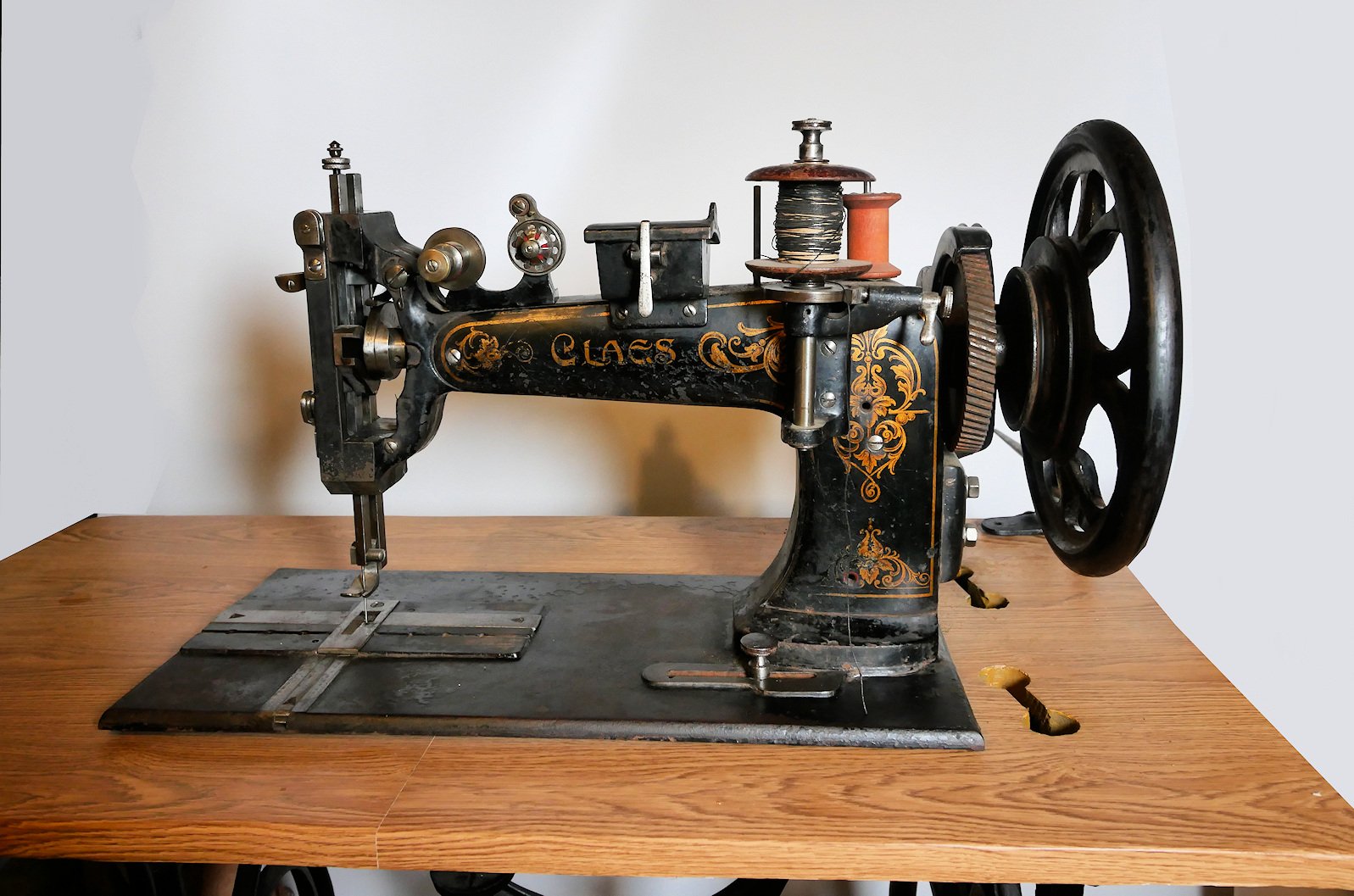 Schwere Flachbettnähmaschine von Claes für Handwerk und Industrie (Freilichtmuseum Roscheider Hof CC0)