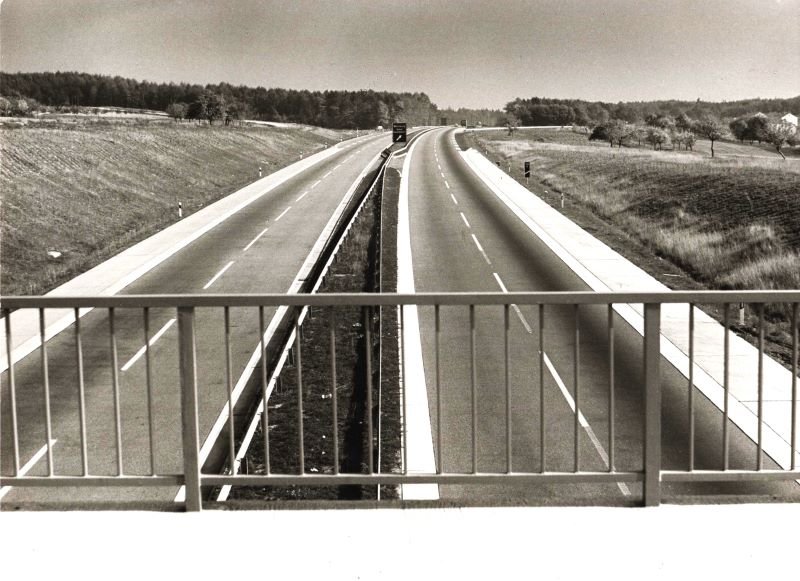 Schwarz-Weiß-Aufnahmen von Asphalt-Arbeiten der Firma Zettelmeyer (Freilichtmuseum Roscheider Hof CC0)