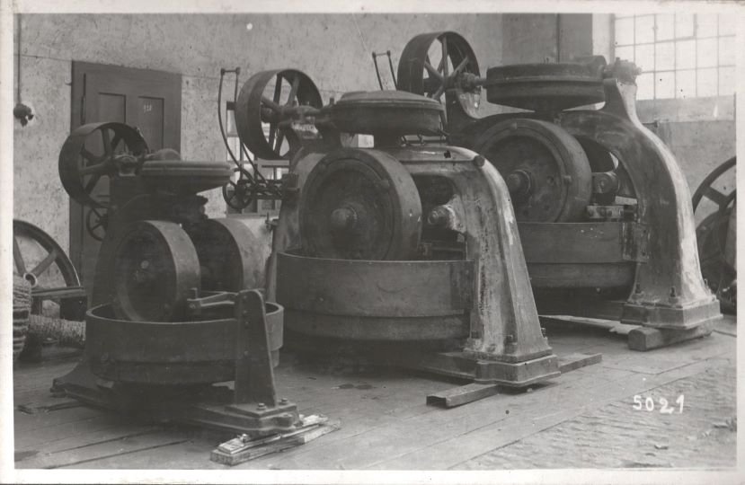 Schwarz-Weiß-Aufnahmen der von Zettelmeyer produzierten Keramikmaschinen (Freilichtmuseum Roscheider Hof CC0)