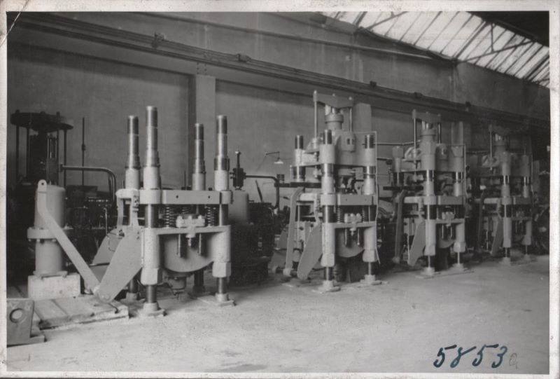 Schwarz-Weiß-Aufnahmen von Vierplattenpressen der Firma Zettelmeyer (Freilichtmuseum Roscheider Hof CC0)