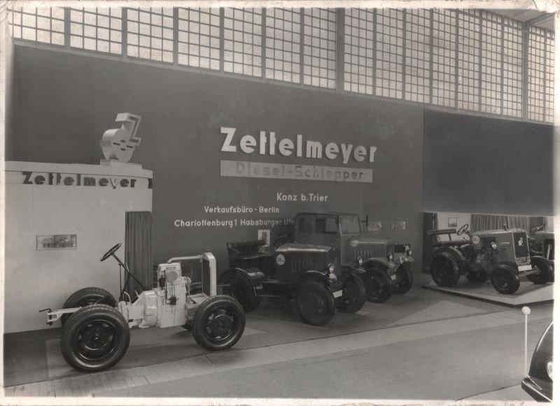 Schwarz-Weiß-Aufnahmen Zettelmeyer auf der Automobilausstellung Berlin 1939 (Freilichtmuseum Roscheider Hof CC0)