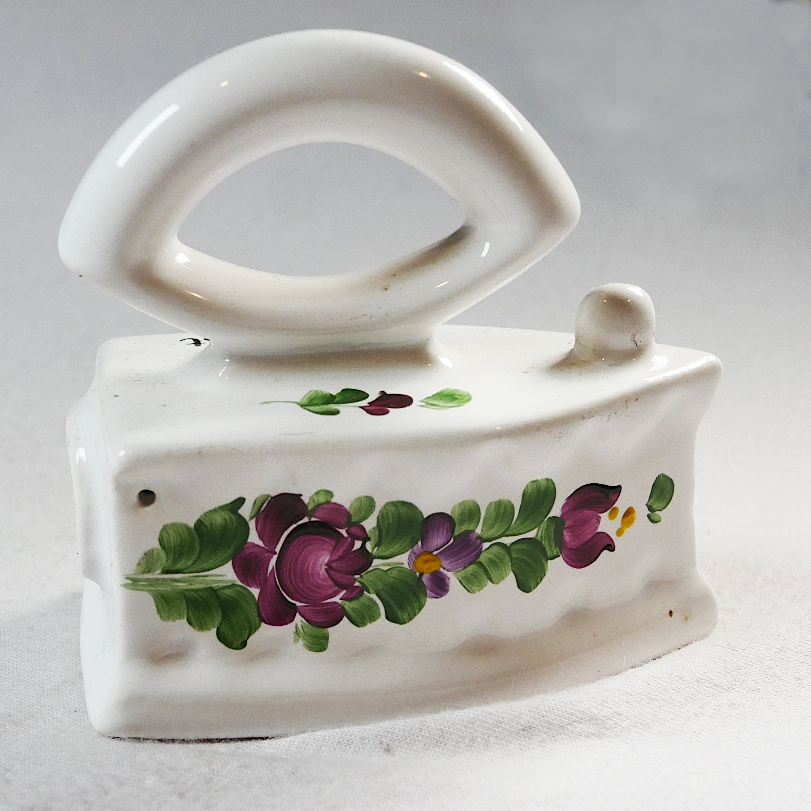 Mini-Keramikbügeleisen als Mitbringsel (Freilichtmuseum Roscheider Hof CC0)