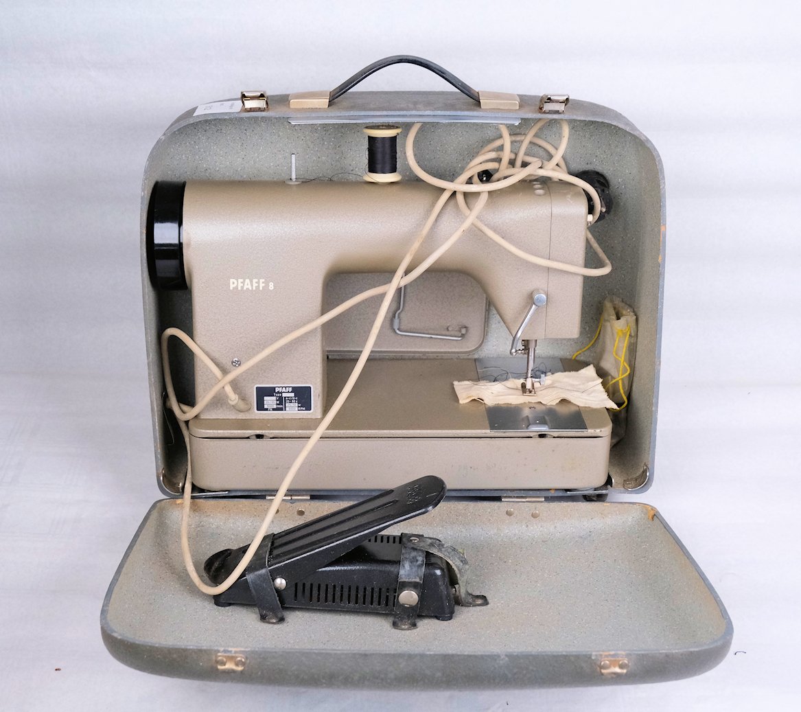 Haushaltsnähmaschine Pfaff Modell 8, Geradstich, Flachbett mit E-Motor (Freilichtmuseum Roscheider Hof CC0)