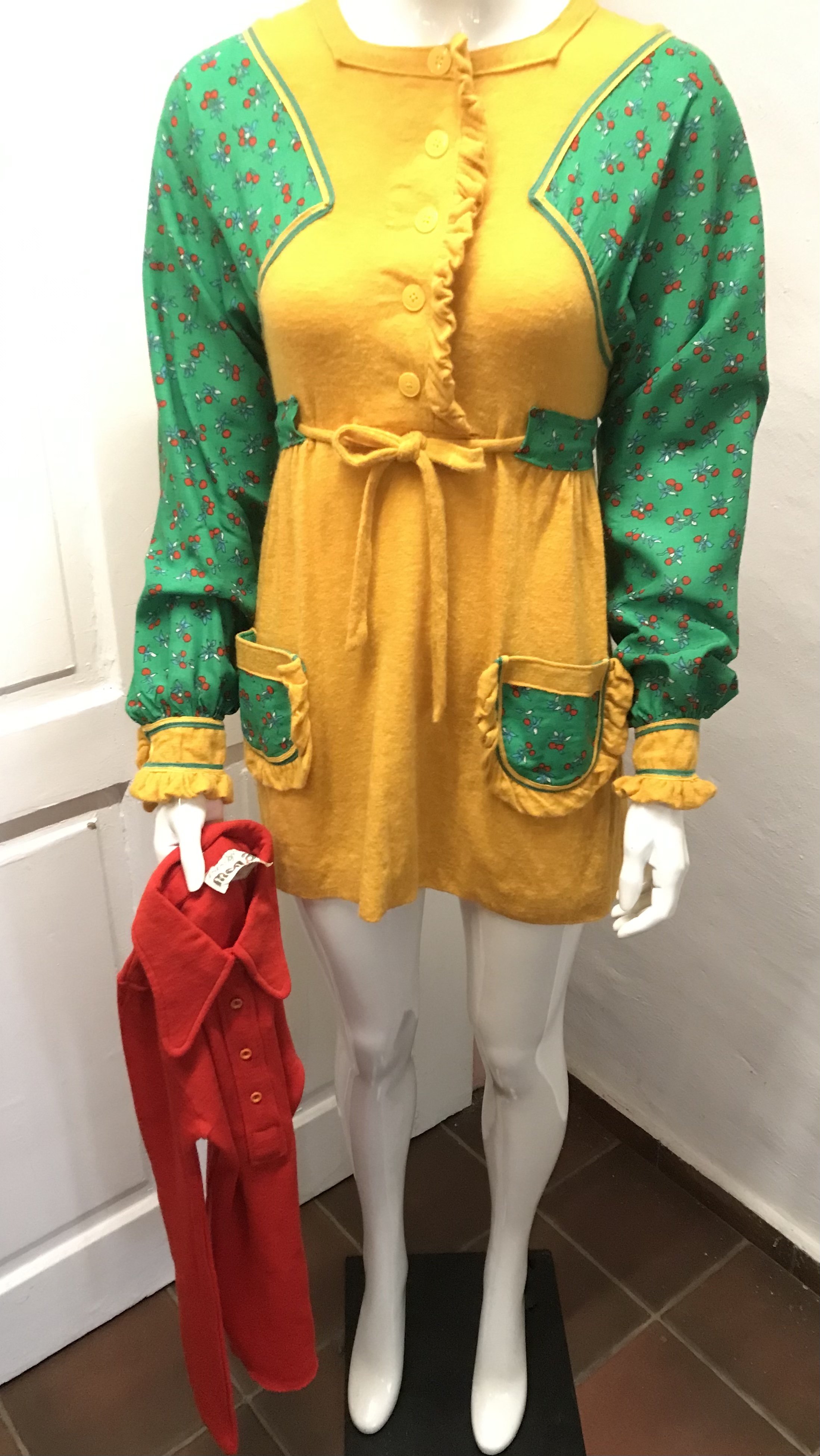 Kleid selbstgenäht (Freilichtmuseum Roscheider Hof CC0)