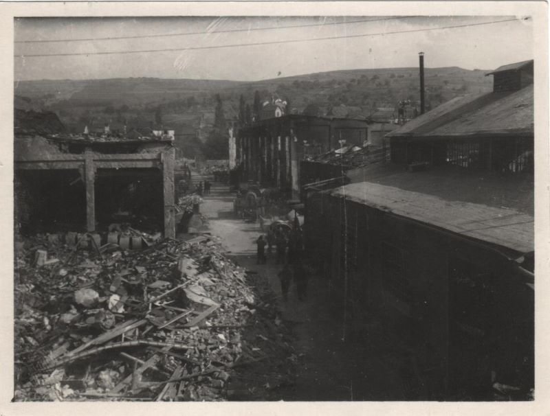 Schwarz-Weiß-Aufnahmen des Zettelmeyergeländes nach dem Luftangriff (Freilichtmuseum Roscheider Hof CC0)