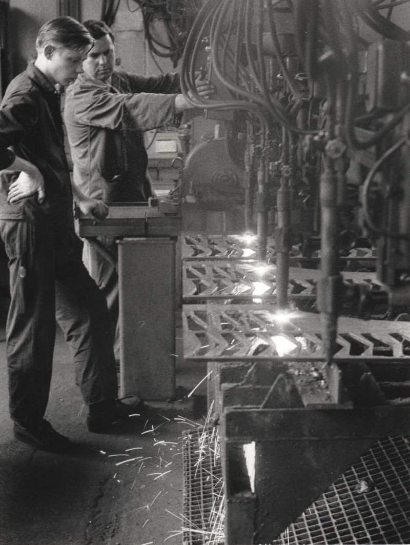 Schwarz-Weiß-Fotografien der Zuschneiderei der Firma Zettelmaschine (Freilichtmuseum Roscheider Hof CC0)