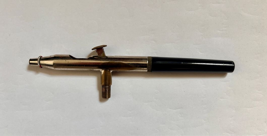 Airbrushspritzpistole und Kontrollmanometer mit Schlauch (Freilichtmuseum Roscheider Hof CC0)