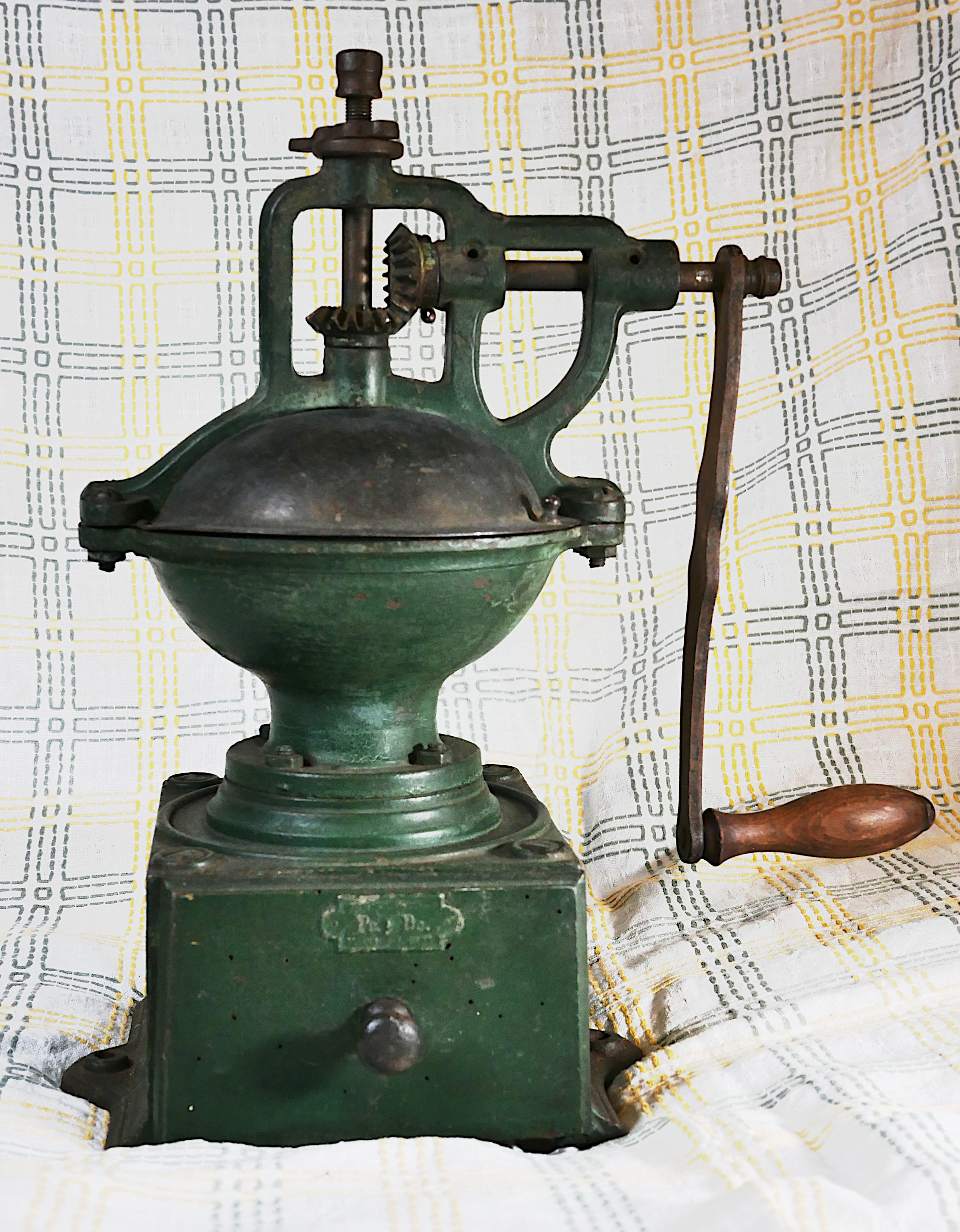 Kaffemühlem metall, grün, Peter Dienes (Freilichtmuseum Roscheider Hof CC0)