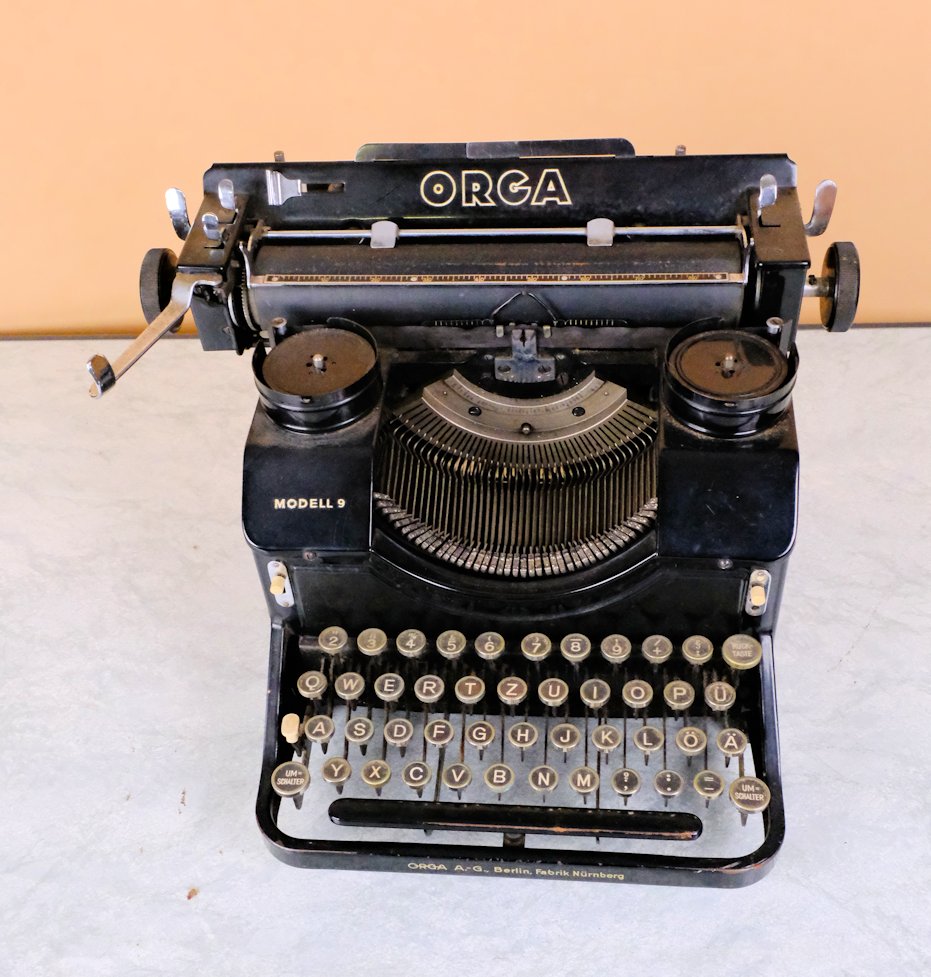 Schreibmaschine ORGA SM Modell 9 (Freilichtmuseum Roscheider Hof CC0)