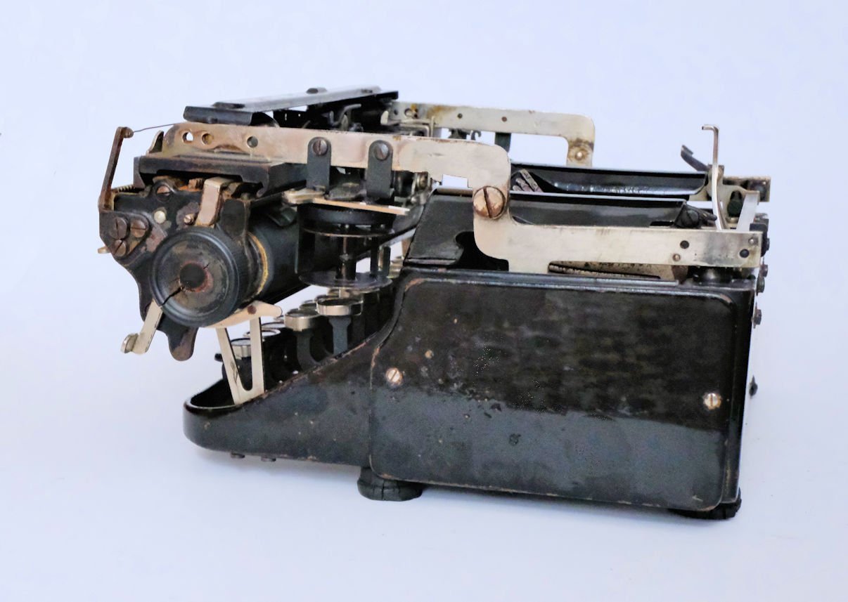 Klappschreibmaschine Erika Mod. Nr. 4 (Freilichtmuseum Roscheider Hof CC0)